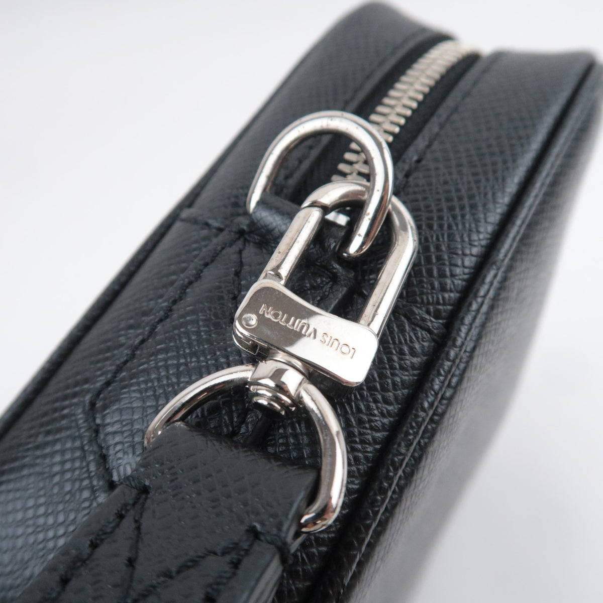 Louis Vuitton Taiga Pochette Kasai Clutch Bag M33409