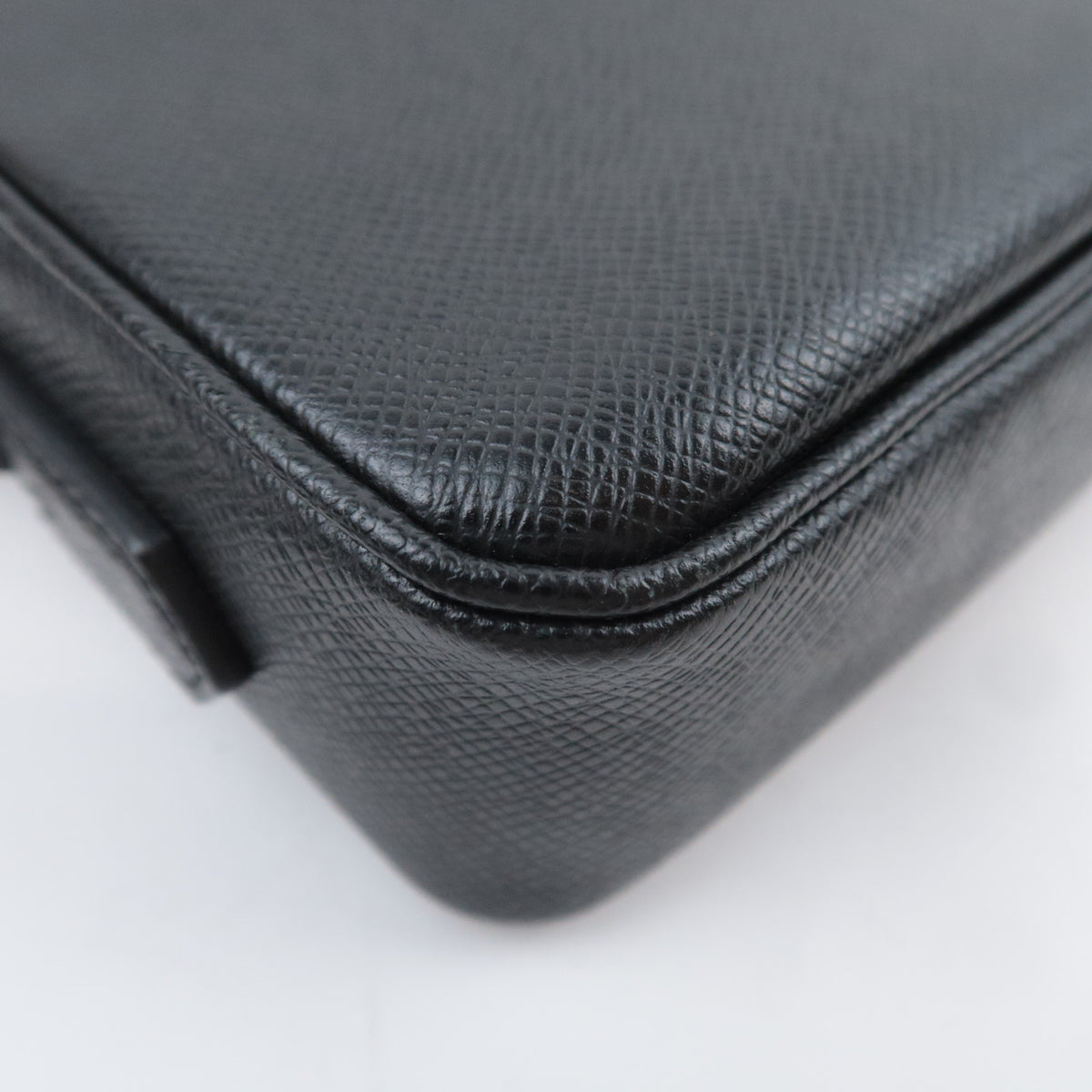 Louis Vuitton Taiga Pochette Kasai Clutch Bag M33409