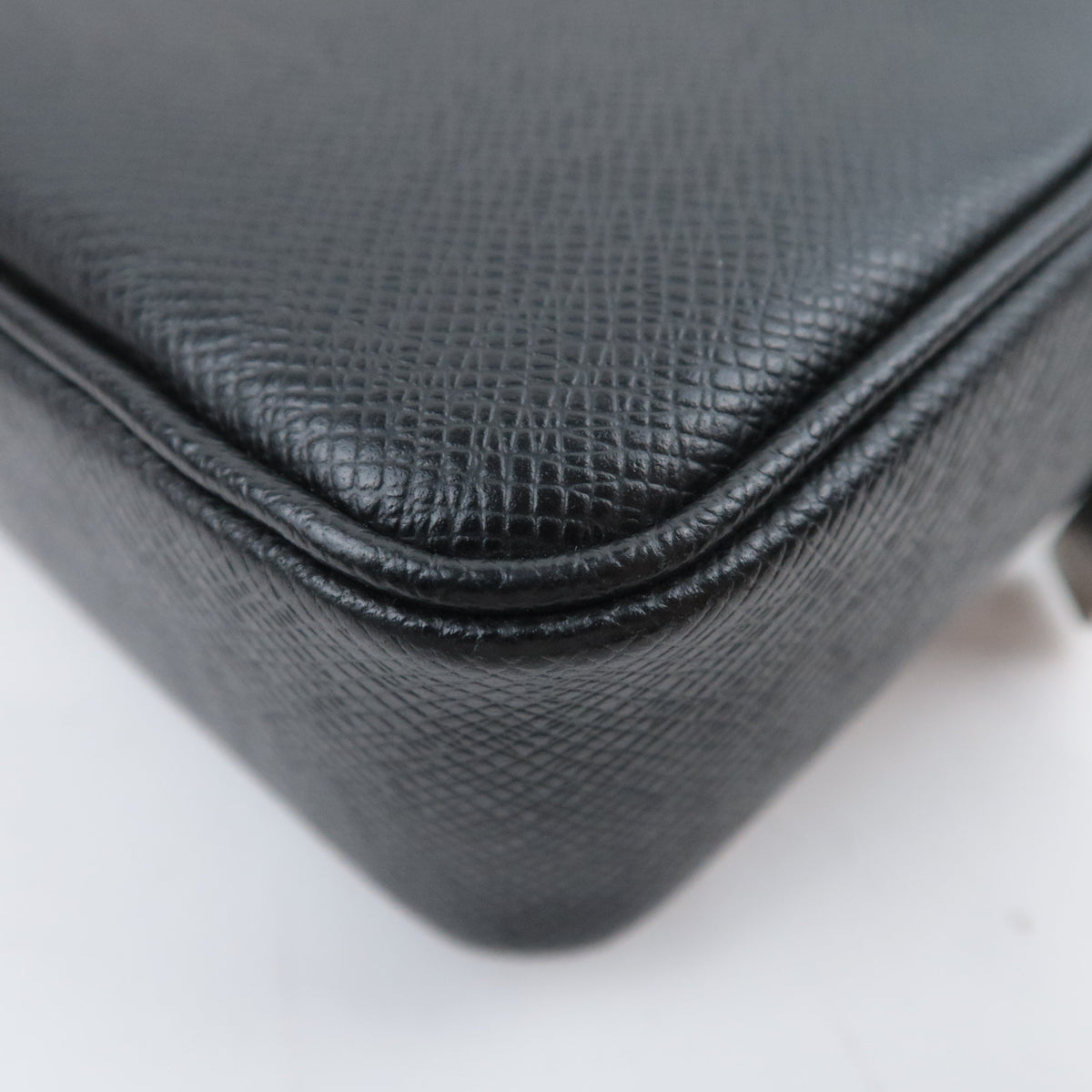 Louis Vuitton Taiga Pochette Kasai Clutch Bag M33409