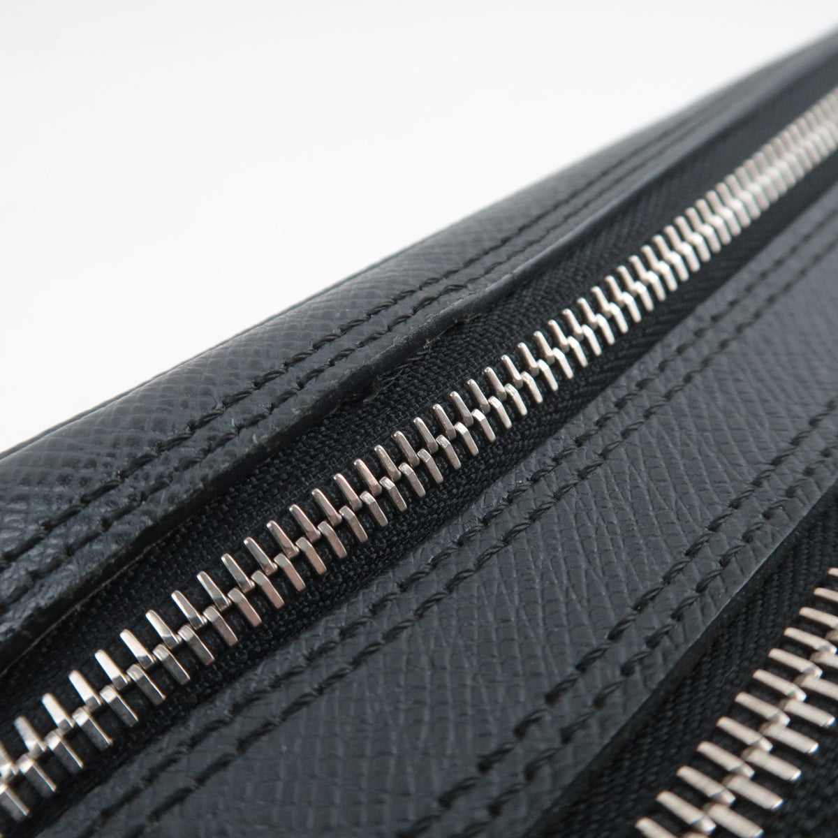 Louis Vuitton Taiga Pavel Clutch Bag M31142