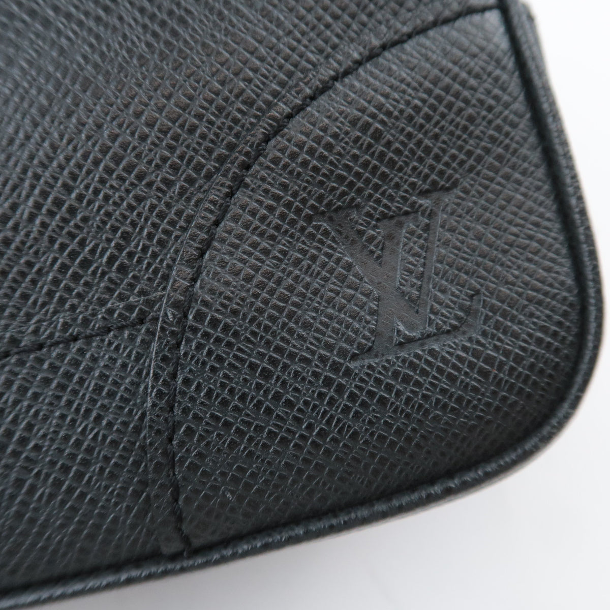 Louis Vuitton Taiga Pavel Clutch Bag M31142